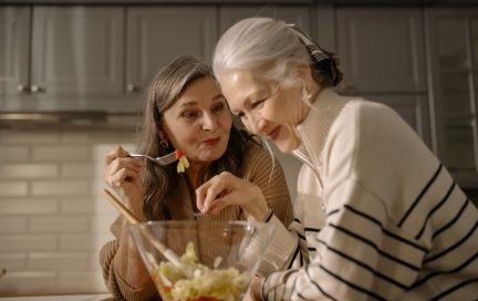 Почему не стоит практиковать веганство и отказываться от мяса, если вам за 60