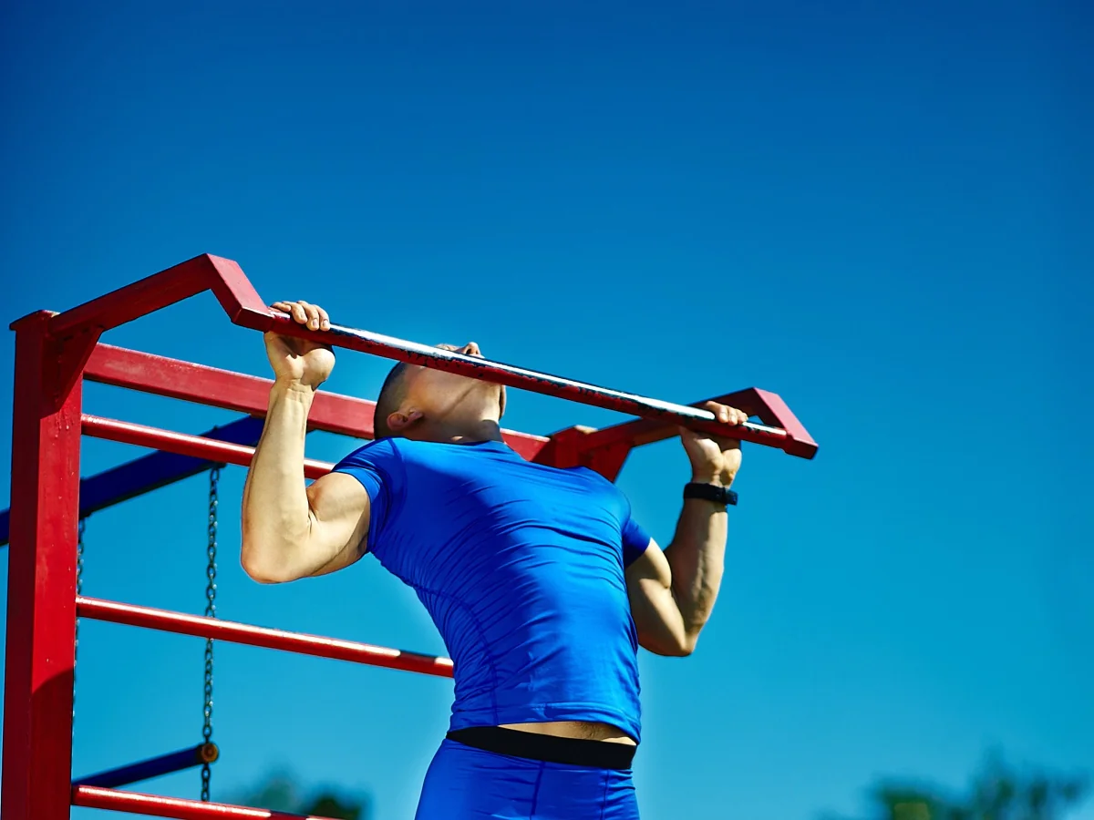 Прыгающие подтягивания — подтягивания с прыжком на турнике