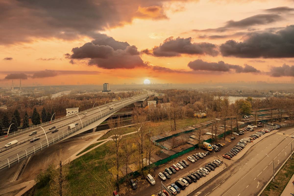 Горде. Городской район. Московская область. Красивые надземные пешеходные переходы. Затон Уфа фото.