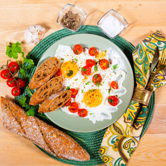 Яичница с рикоттой и помидорами