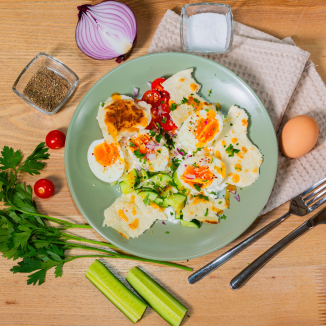 Куриные яйца с творогом и овощами