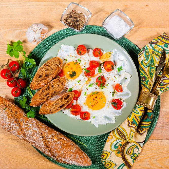 Яичница с рикоттой и помидорами