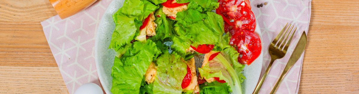 Рулет с яйцом и овощами