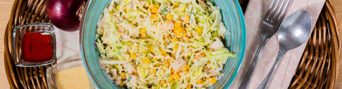 Кукурузно-капустный салат с курицей