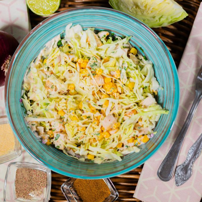 Кукурузно-капустный салат с курицей