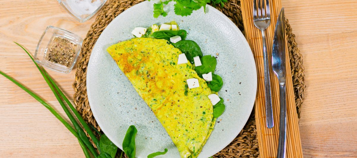 Зелёный омлет со шпинатом и травами