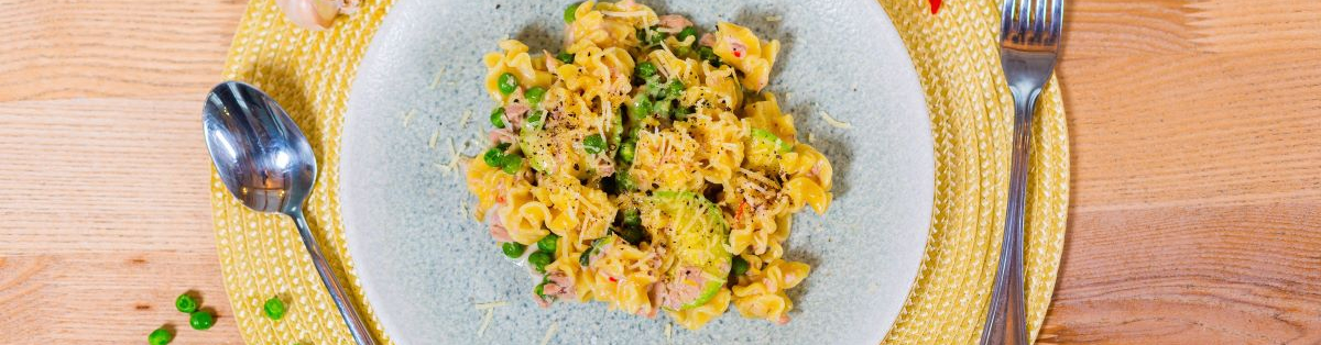 Сливочная паста с тунцом и овощами