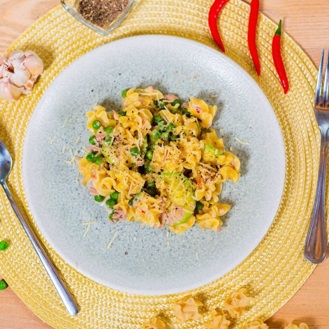 Сливочная паста с тунцом и овощами