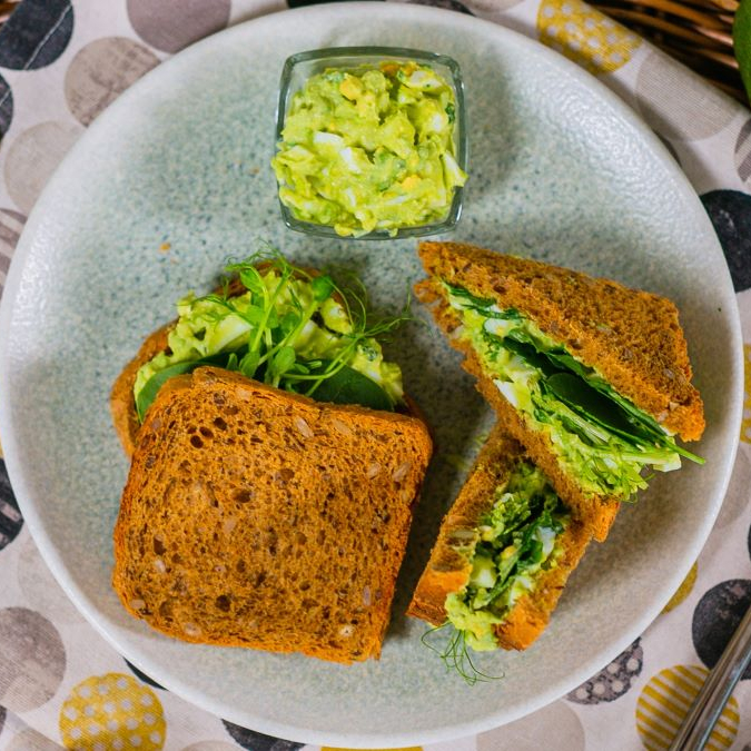 Сэндвич с авокадо-яйцом