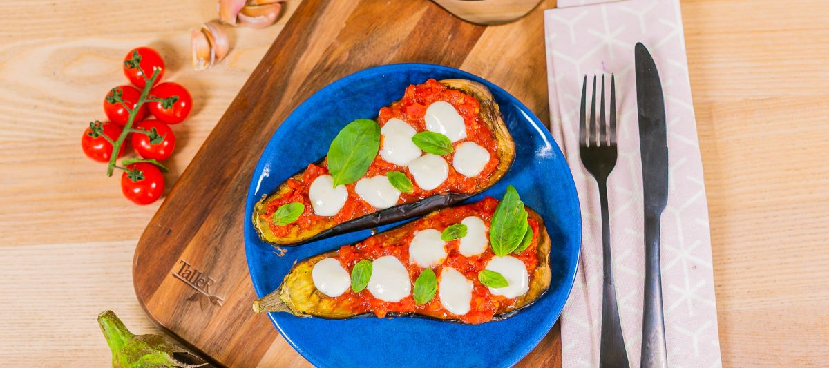 Запечённые баклажаны с томатами и моцареллой