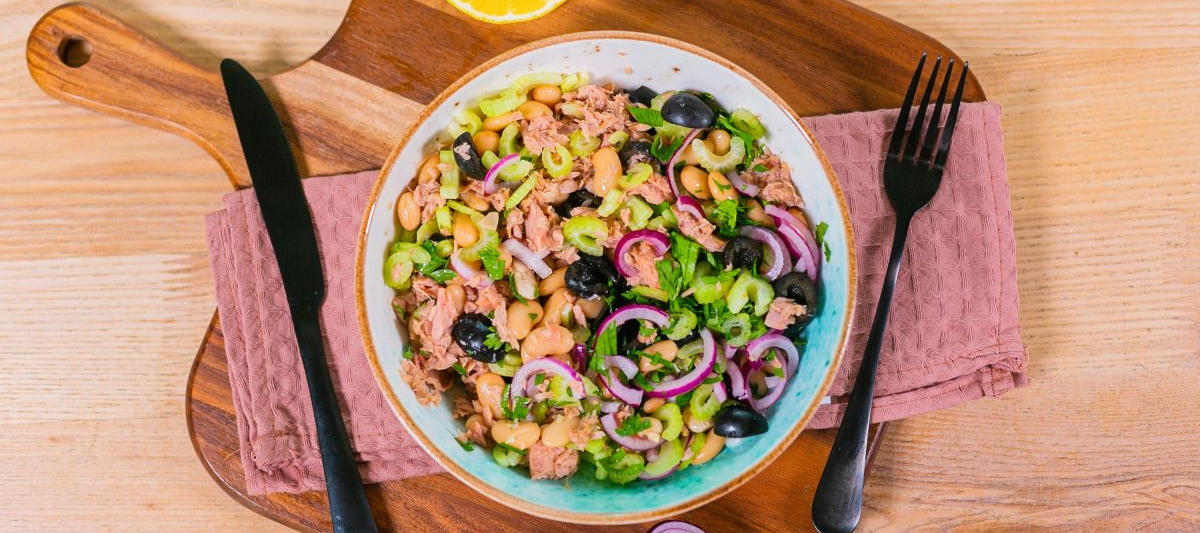 Салат с тунцом и белой фасолью