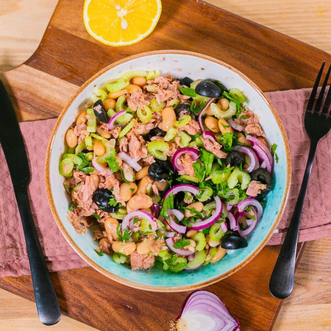 Салат с тунцом и белой фасолью