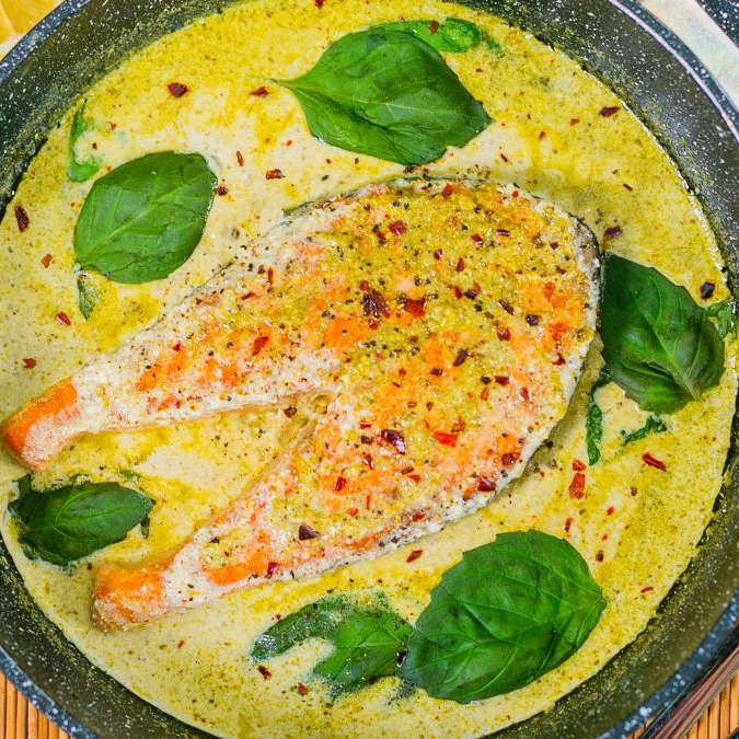 Лосось в сливочном песто