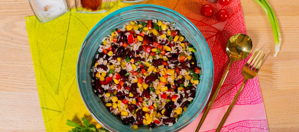 Салат с фасолью и рисом