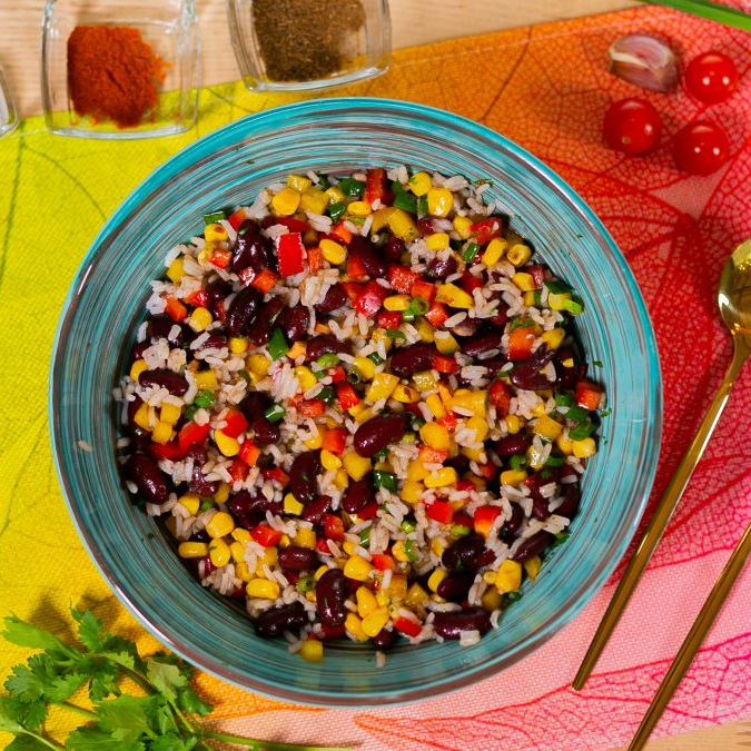Салат с фасолью и рисом