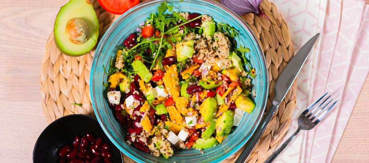 Салат с киноа, кабачками и кукурузой