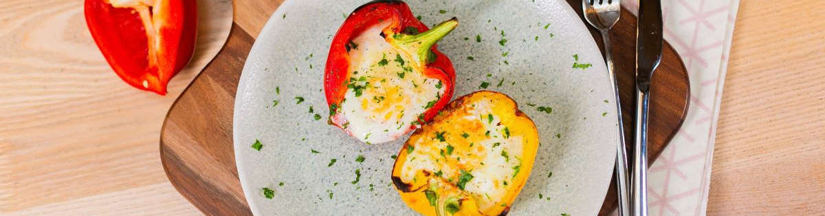Запечённые куриные яйца в перцах