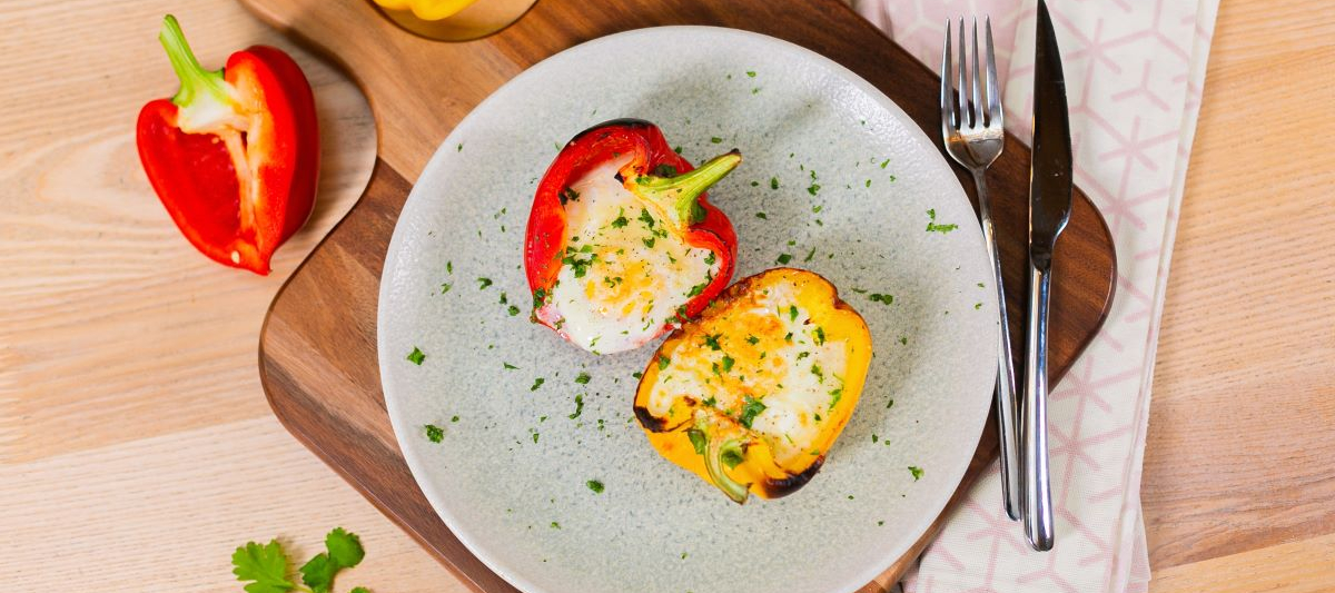 Запечённые куриные яйца в перцах