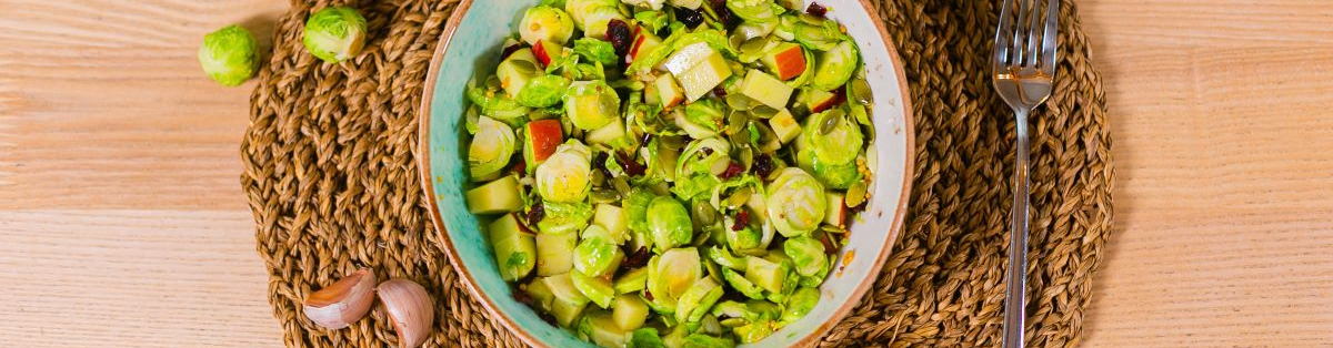 Салат с брюссельской капустой и яблоком