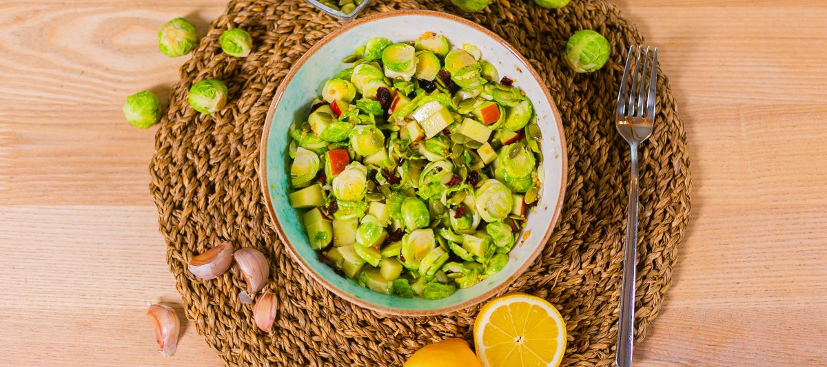 Салат с брюссельской капустой и яблоком