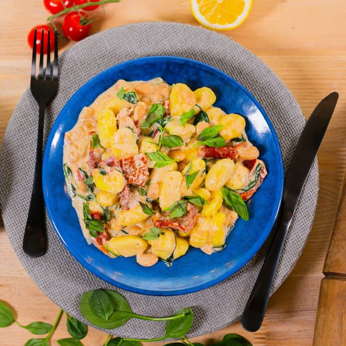 Ньоки с вялеными помидорами и шпинатом