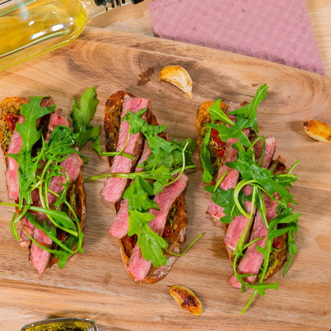 Брускетты с говядиной