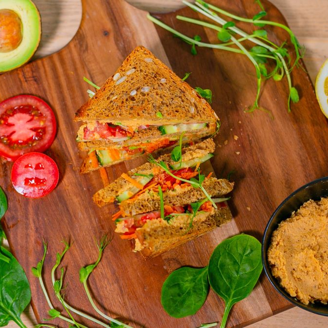 Сэндвичи с хумусом и овощами