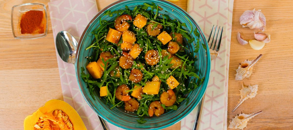 Тёплый салат с креветками и тыквой