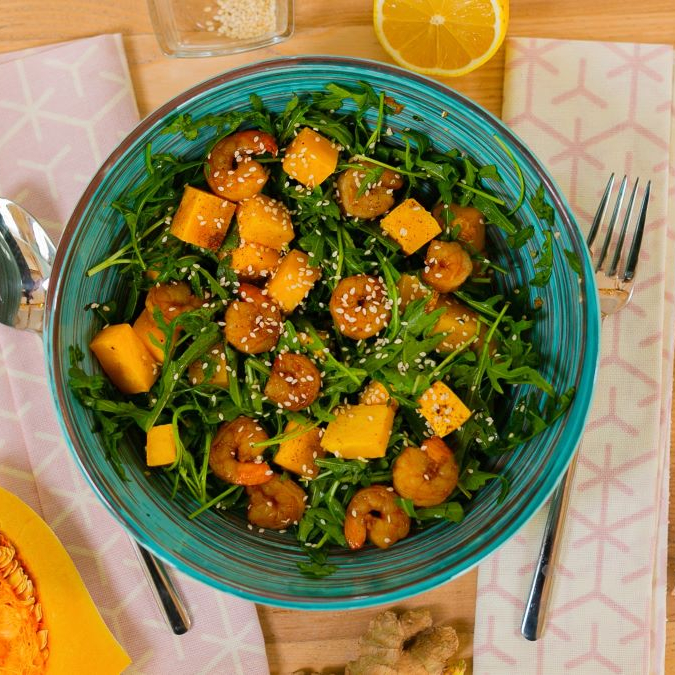 Тёплый салат с креветками и тыквой