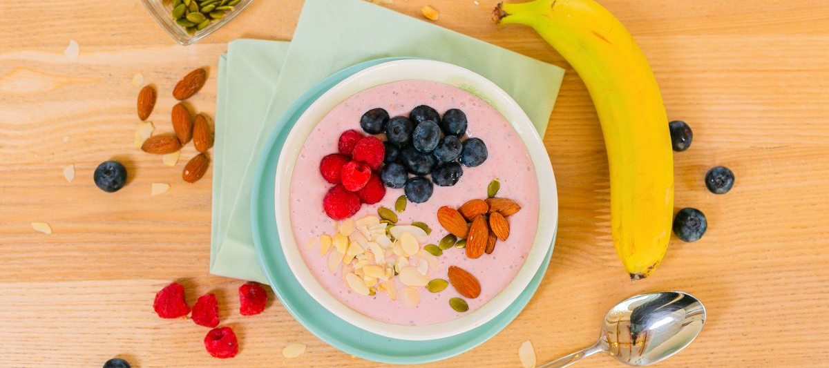 Смузи-боул с малиной и бананом