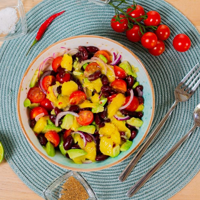 Салат из манго с авокадо и фасолью