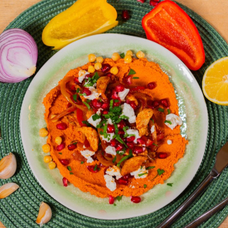 Домашний хумус с курицей и сладким перцем.