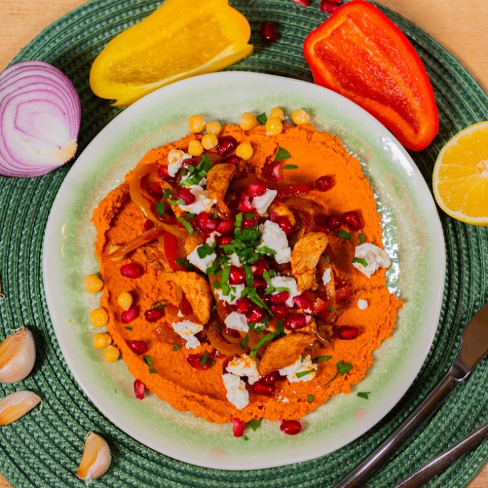 Домашний хумус с курицей и сладким перцем.