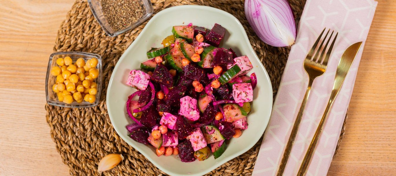 Салат со свеклой, нутом, огурцом и фетой.