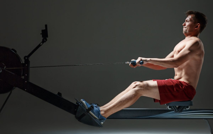 Покорим гребной спорт дома: 3 упражнения, которые заменят греблю