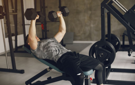 Как накачать грудь — упражнения для тренировки дома