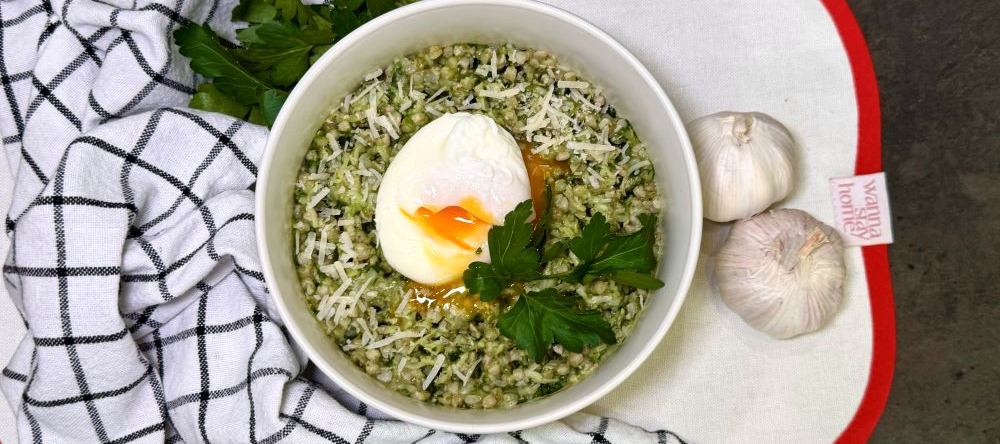 Зелёная гречка с соусом из петрушки