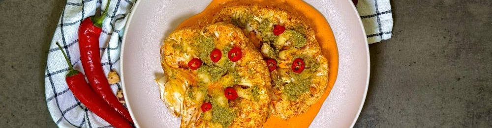 Стейк из цветной капусты с соусом из печеного перца