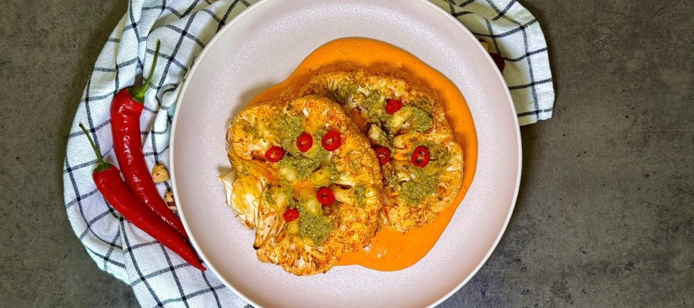 Стейк из цветной капусты с соусом из печеного перца