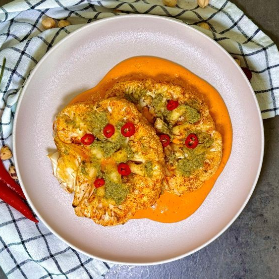 Стейк из цветной капусты с соусом из печеного перца