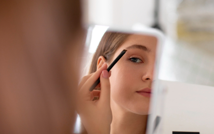 От Голливуда до TikTok: почему все снова укладывают брови мылом