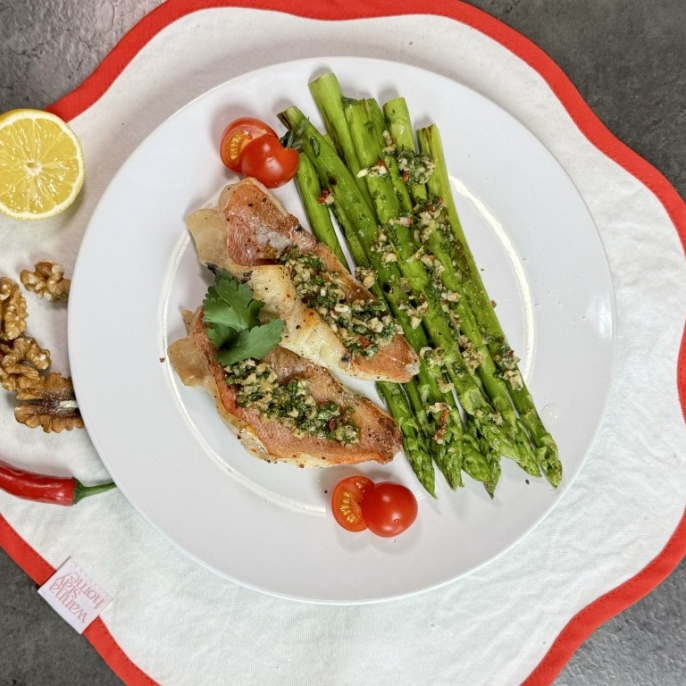Спаржа по-грузински с белой рыбой