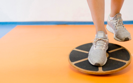 Ловим дзен равновесия: 5 упражнений на балансборде для сильного кора