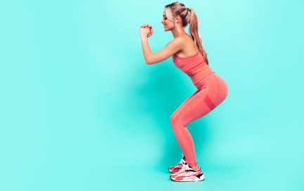 Приседания с узкой постановкой ног: как «выточить» бёдра и не перекачать квадрицепс