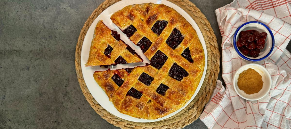 Слоеный пирог с вишней