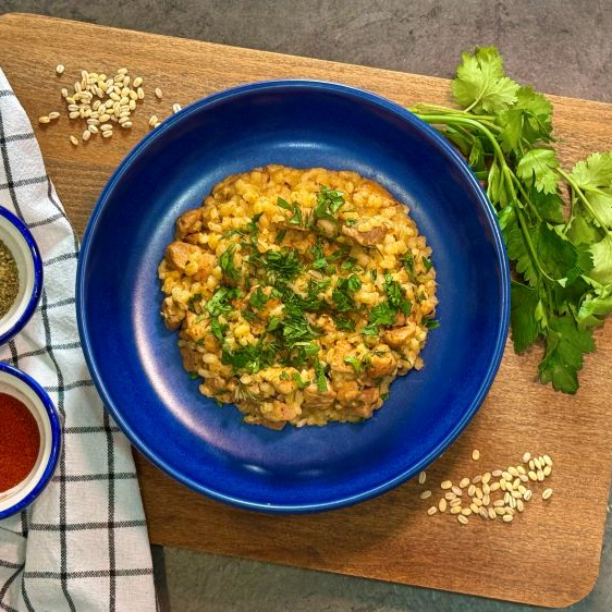 Перловка с индейкой в сметанном соусе