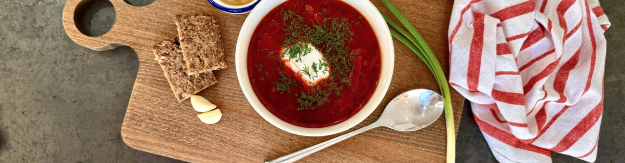 Борщ со сметаной и зеленью